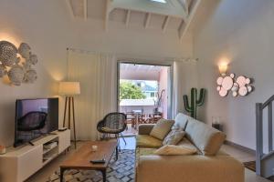 TV a/nebo společenská místnost v ubytování Stunning New apartment with view of Orient Bay