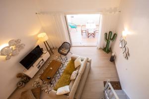 Stunning New apartment with view of Orient Bay的电视和/或娱乐中心