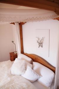 1 dormitorio con 1 cama con almohadas blancas en Haus Sonnenblick, en Lam