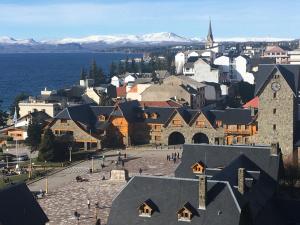 un casco antiguo con una iglesia y el océano y las montañas en Patagonia View, en San Carlos de Bariloche
