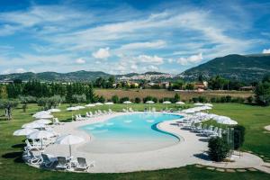 Výhled na bazén z ubytování Valle di Assisi Hotel & Spa nebo okolí