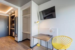 TV a/nebo společenská místnost v ubytování Nena Apartments - Kreuzberg 61