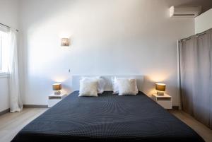 Stunning New apartment with view of Orient Bay客房内的一张或多张床位