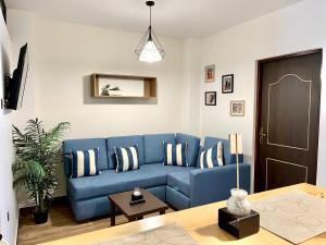 sala de estar con sofá azul y mesa en Sucre Center en Sucre