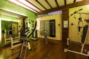 un gimnasio con equipo cardiovascular en una habitación en Apartment Acero Rosso, en Riccò del Golfo di Spezia