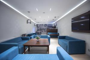 ウストロニエ・モルスキエにあるDom Wypoczynkowy Arpolの青いソファとテーブルが備わる待合室
