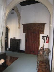 Habitación con puerta roja y silla en Palacio de la Rambla, en Úbeda