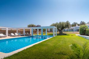 a swimming pool in a villa with a yard at Horta Da Coutada in Monsaraz