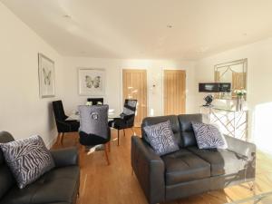 sala de estar con sofá y mesa en Harbourside Haven Apartment 3 en Weymouth