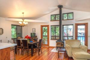 Χώρος καθιστικού στο Absolute Zen! Redwoods! BBQ Grill! Fast WiFi!! Ping Pong!! Dog Friendly!