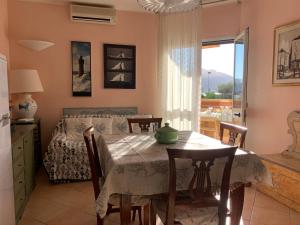 Et opholdsområde på Lilla apartment + 18 billeder