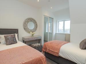 Posteľ alebo postele v izbe v ubytovaní Harbourside Haven Penthouse 1
