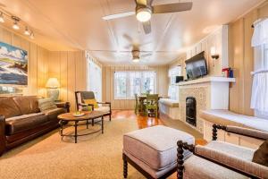 ein Wohnzimmer mit Couch und Kamin in der Unterkunft Redwood Retreat! Redwoods! Walk to River!! Hot Tub!! BBQ! Central Air!! in Guerneville