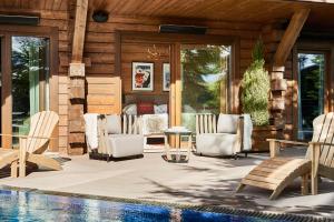 Bazén v ubytovaní El Lodge, Ski & Spa alebo v jeho blízkosti