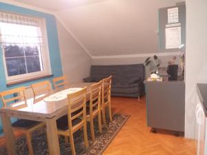 uma cozinha e sala de jantar com mesa e cadeiras em Smx Apartement em Prelog