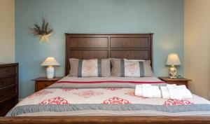 Katil atau katil-katil dalam bilik di Tide Pool! PERFECT Location! AMAZING views! Short Walk to Beach! Hot Tub!! Game Room!! BBQ!! Fast WiFi!! Dog Friendly!