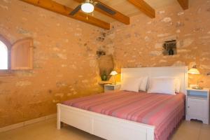 ein Schlafzimmer mit einem Bett in einem Zimmer in der Unterkunft Son Coves Petit in Campos
