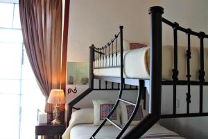 a bedroom with a black bunk bed and a window at Quinta Alhóndiga Galindo Hotel Boutique in Cholula