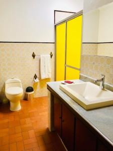 Un baño de Casa Hotel Palmas del Estadio 2