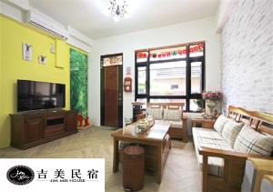 a living room with a couch and a tv at 埔里包棟民宿-吉美民宿-每天只接待1組客人 in Puli