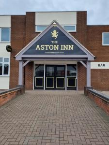 wejście do Ashton Inn w budynku z cegły w obiekcie The Aston Inn w Birmingham