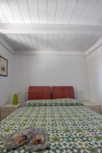 um quarto com uma cama com um cobertor em Basilicata Host To Host - SUNSHINE HOUSE - BORGO SAN BASILIO em Marina di Pisticci