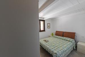 um quarto com uma cama e uma janela em Basilicata Host To Host - SUNSHINE HOUSE - BORGO SAN BASILIO em Marina di Pisticci