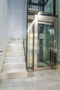 una escalera con una puerta giratoria en un edificio en El 16 Ruzafa, en Valencia