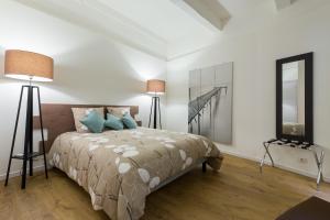 En eller flere senge i et værelse på Large one bedroom flat in the Old Town