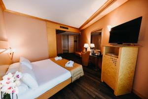TV a/nebo společenská místnost v ubytování SHG Hotel Antonella