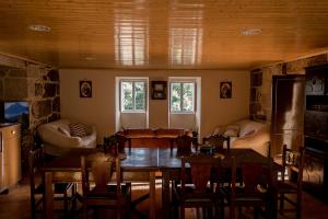 una sala de estar con una mesa y un sofá en Casa dos Muiños, en Pontevedra