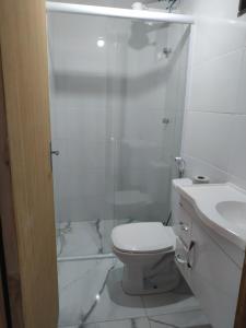 UbáにあるFlat 302の白いバスルーム(トイレ、シャワー付)