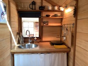 a kitchen with a sink in a tiny house at La Crampotte de Bidart, proche Océan in Bidart