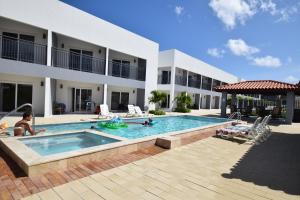 Bazén v ubytování Arena Condos Aruba - few steps from Eagle Beach! nebo v jeho okolí