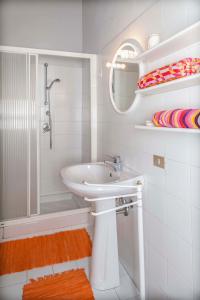 佛羅倫斯的住宿－如吉尼公寓酒店，白色的浴室设有水槽和淋浴。