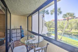 ein Raum mit einem Tisch und Stühlen und einem Fenster in der Unterkunft Sunny Siesta Key Condo with Beach Access and Pool! in Sarasota