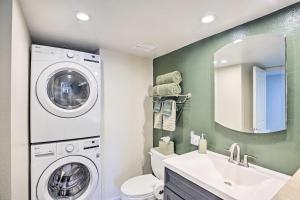 ein Badezimmer mit Waschmaschine und Waschbecken in der Unterkunft Sunny Siesta Key Condo with Beach Access and Pool! in Sarasota