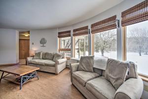 Ảnh trong thư viện ảnh của Cozy Catskills Getaway with Yard and Mtn Views! ở Windham