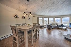 comedor y sala de estar con mesa y sillas en Stylish Mountain Escape with Hot Tub, 3 Miles to Ski, en Windham