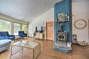 sala de estar con chimenea de ladrillo azul en Stylish Mountain Escape with Hot Tub, 3 Miles to Ski, en Windham
