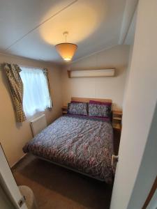 Llit o llits en una habitació de Cozy 3 bedroom Caravan, Sleeps 8, at Parkdean Newquay Holiday Park