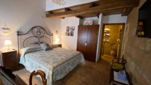 a bedroom with a bed in a room at Il Vento e la Ginestra in Bagnoregio