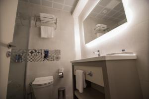 A bathroom at Dovv Hotel Busıness