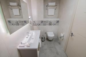 A bathroom at Dovv Hotel Busıness Még 37 kép