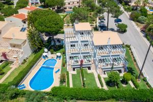 阿爾布費拉的住宿－品哈爾費雷西亞旅館，享有带游泳池的房屋的空中景致