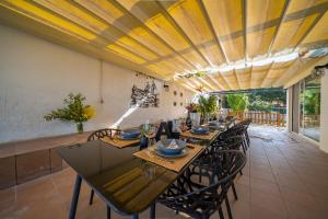 Εστιατόριο ή άλλο μέρος για φαγητό στο VIlla Lux Gallery, Ideal Familias o Grupos con Piscina & Aircon