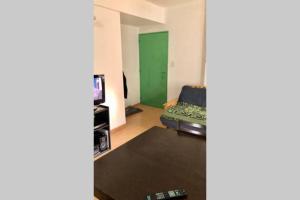 TV a/nebo společenská místnost v ubytování luminoso departamento a 100 metros de la quinta presidencial