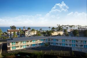 un edificio de apartamentos con el océano en el fondo en Motel 6-Santa Barbara, CA - Beach, en Santa Bárbara