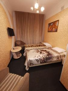 モスクワにあるHotel ALTEYAのベッド2台とテーブルが備わるホテルルームです。
