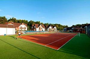 Tenis alebo squash v ubytovaní Apartament Łeba alebo jeho okolí